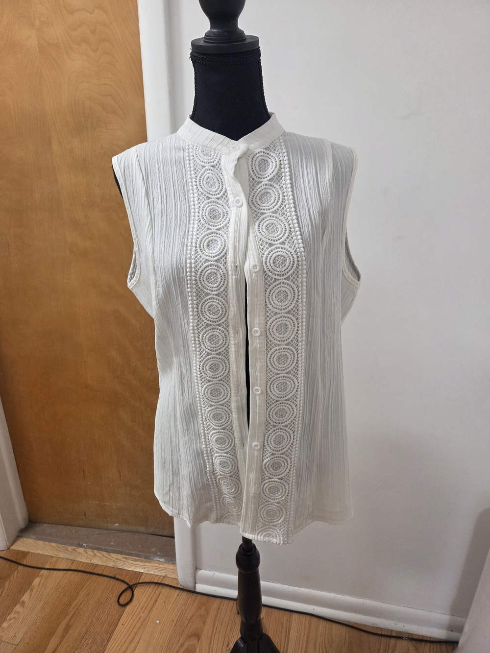 SHEIN White Sleeveless Button-Front Lace-Panel Blouse